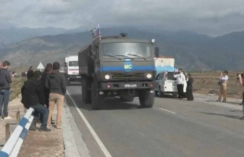 Une quinzaine de camions de soldats de maintien de la paix russes sont passés de l&rsquo;Arménie à l&rsquo;Artsakh