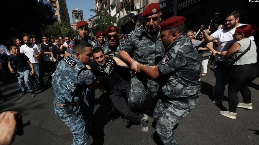 Des dizaines de personnes arrêtées lors des manifestations antigouvernementales qui se poursuivent en Arménie