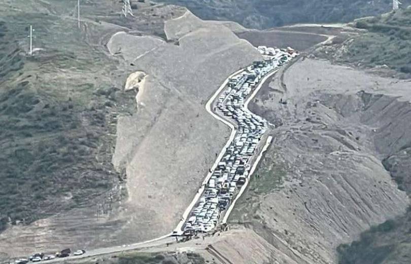 La longue file de voitures partant du Haut-Karabakh vers l’Arménie a créé des embouteillages. LA PHOTO