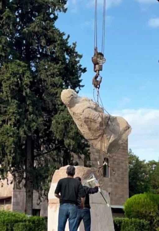 La statue du Monte Melkonian est en cours de démontage à Martouni (Artsakh)
