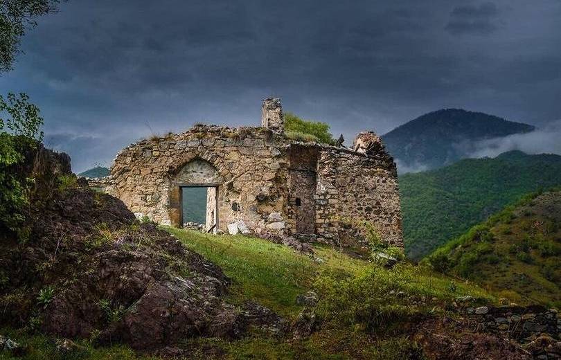 Des soldats azéris ont tiré sur le monastère arménien de Charektar, datant du XIIIe siècle en Artsakh (vidéo)