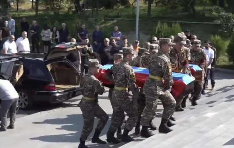 Dernier hommage au maire de Martouni, Aznavour Saghyan tué la semaine dernière, a eu lieu à « Erablur » d’Erévan