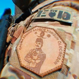 Taner Akcam : C&rsquo;est écrit sur les brassards des soldats azerbaïdjanais « Ne t&rsquo;enfuis pas, Arménien. Tu vas mourir d&rsquo;épuisement »