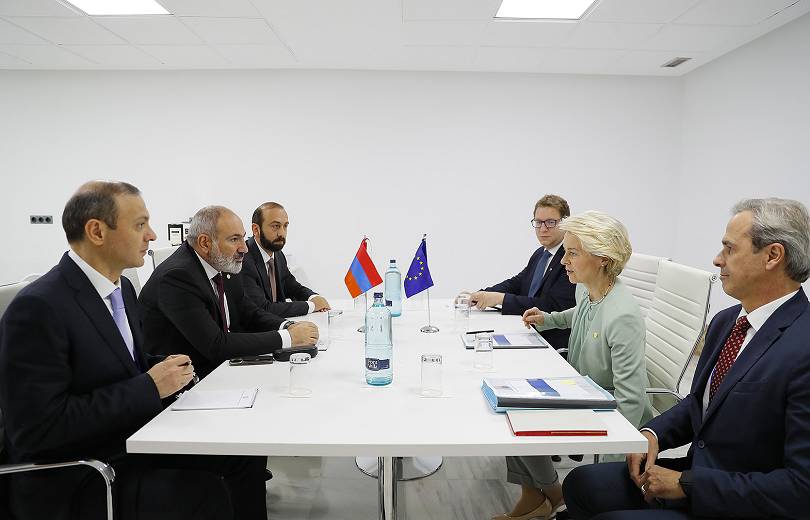 L&rsquo;UE est prête à apporter le soutien nécessaire à l&rsquo;Arménie affirme Ursula von der Leyen à Nikol Pachinian à Grenade
