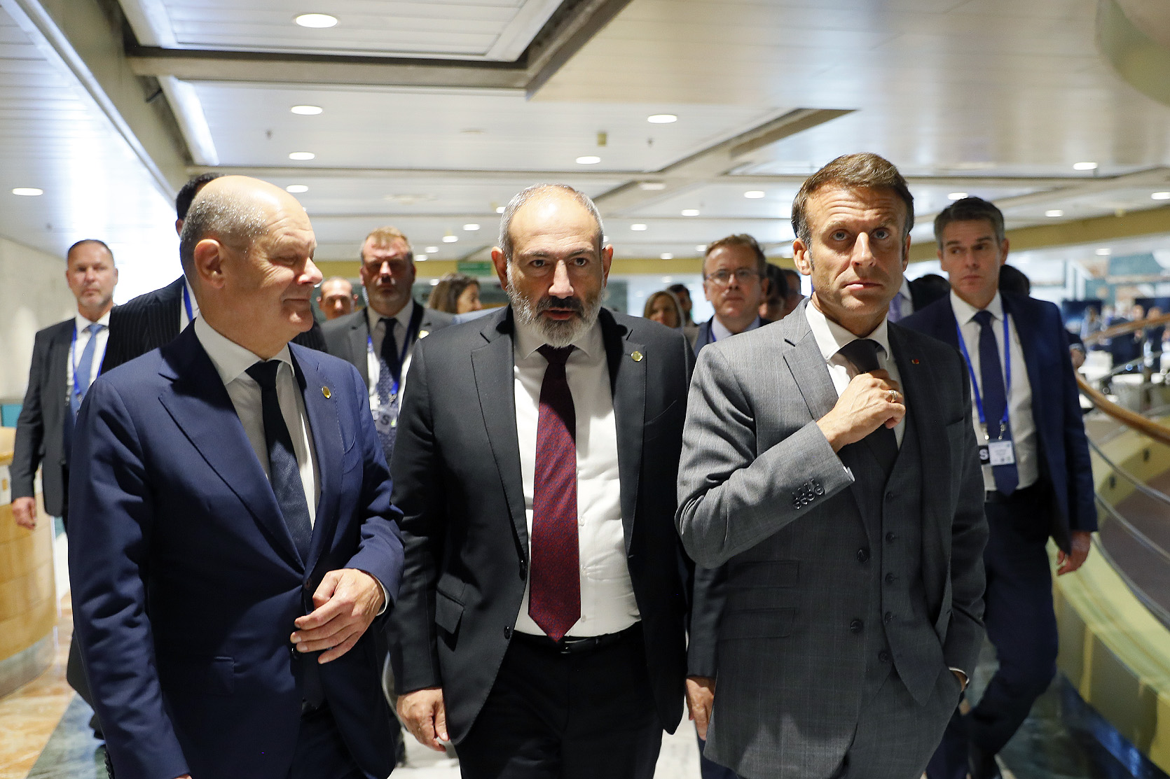 Macron juge que le temps n&rsquo;est pas aux sanctions mais au dialogue avec  Bakou.