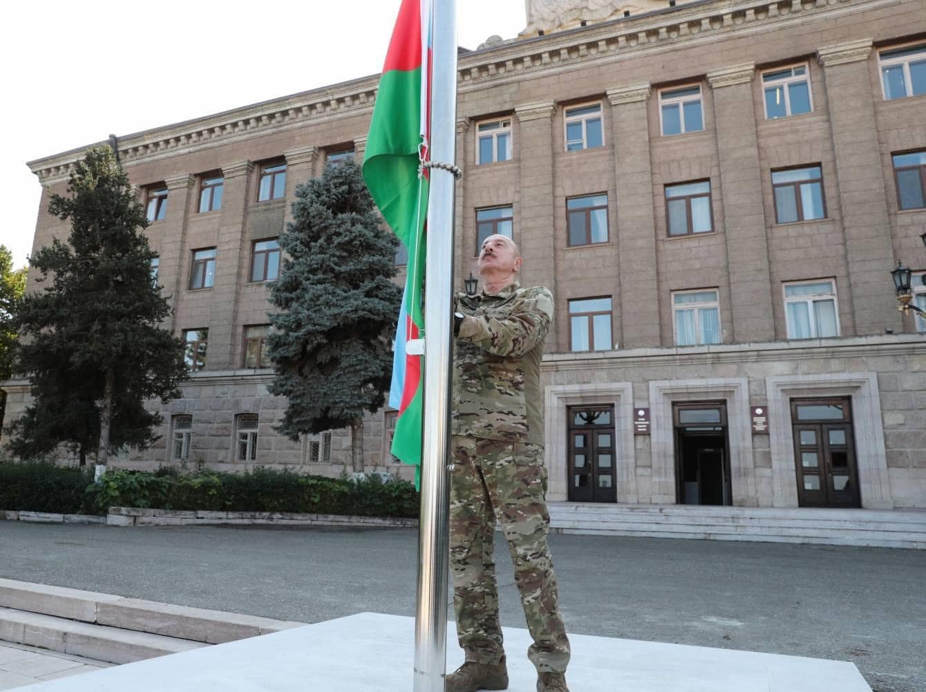 Aliev a hissé le drapeau de l&rsquo;Azerbaïdjan à Stepanakert la capitale occupée du Haut-Karabagh