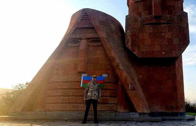 L&rsquo;Azéri Araz Imanov représentant spécial d’Aliev, photographié près de la statue « Magik-Babik » à Stepanakert a été démis de ses fonctions