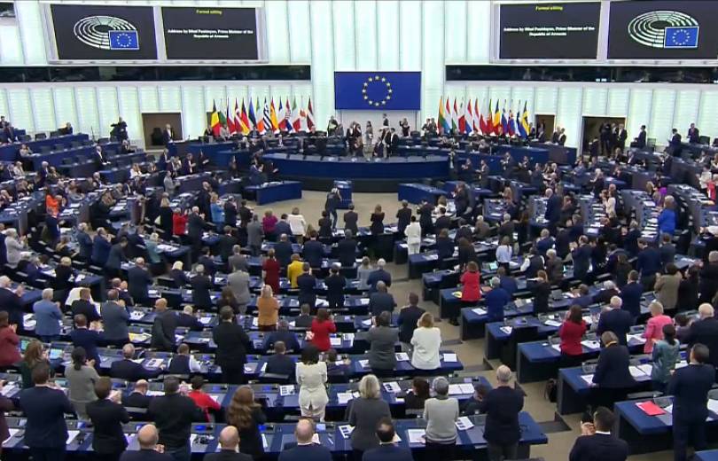 A Strasbourg, les parlementaires européens ont accueilli par une standing ovation le discours du Premier ministre arménien
