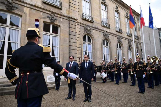 La France a annoncé qu&rsquo;elle conclurait ce dimanche 22 octobre un accord d&rsquo;achat d&rsquo;armes avec l&rsquo;Arménie