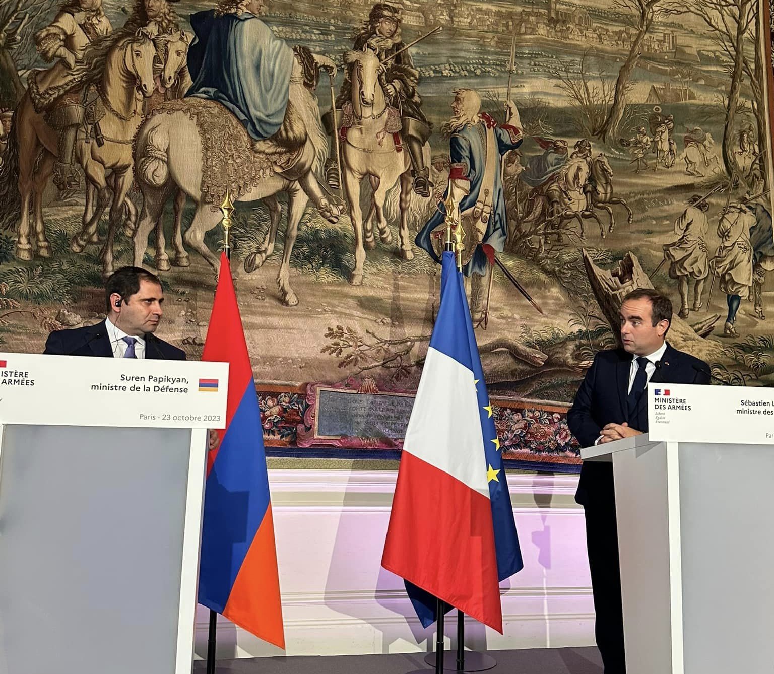 Conférence de presse de M. Sebastien Lecornu avec son homologue arménien Mr Suren Papikyan du lundi 23 octobre 2023 à l&rsquo;hôtel de Brienne (Vidéo)