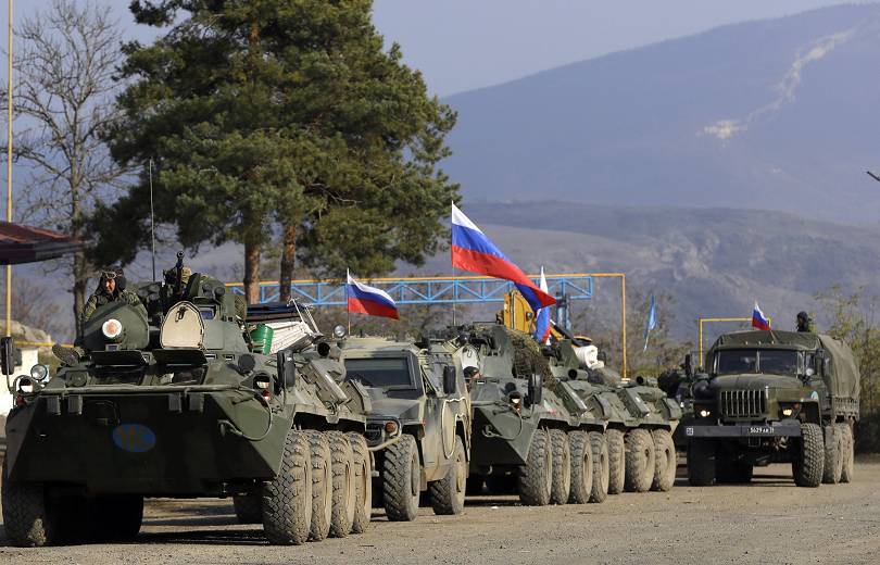 Les véhicules du contingent russe de maintien de la paix quittent le Haut-Karabakh (vidéo)