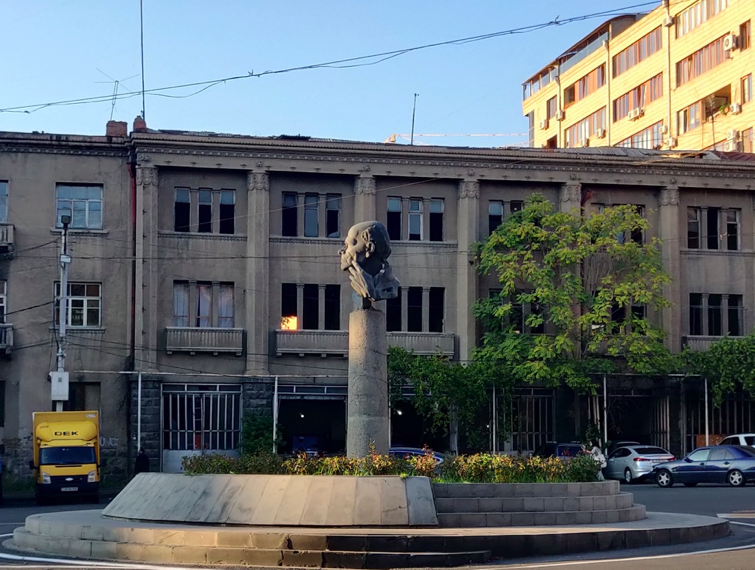 Place Andreï Sakharov, le Prix Nobel de la Paix rayonne