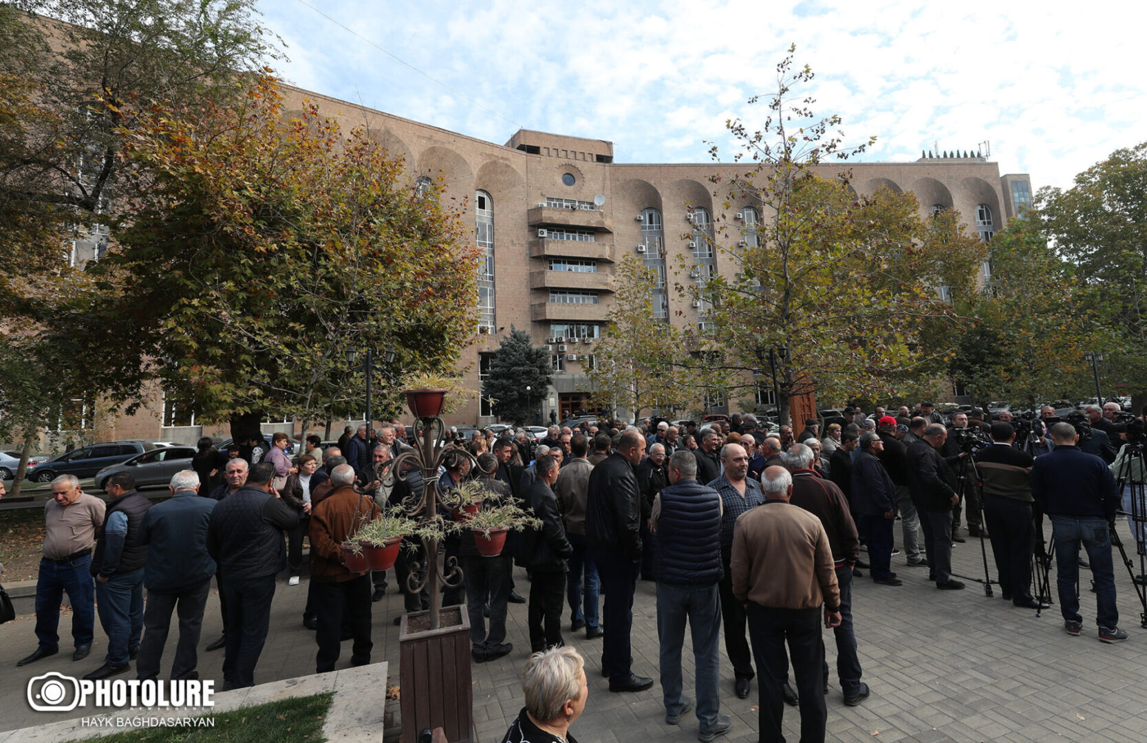 Les Arméniens réfugiés de l&rsquo;Artsakh manifestent à Erévan près du bâtiment du ministère du Travail et des Affaires sociales