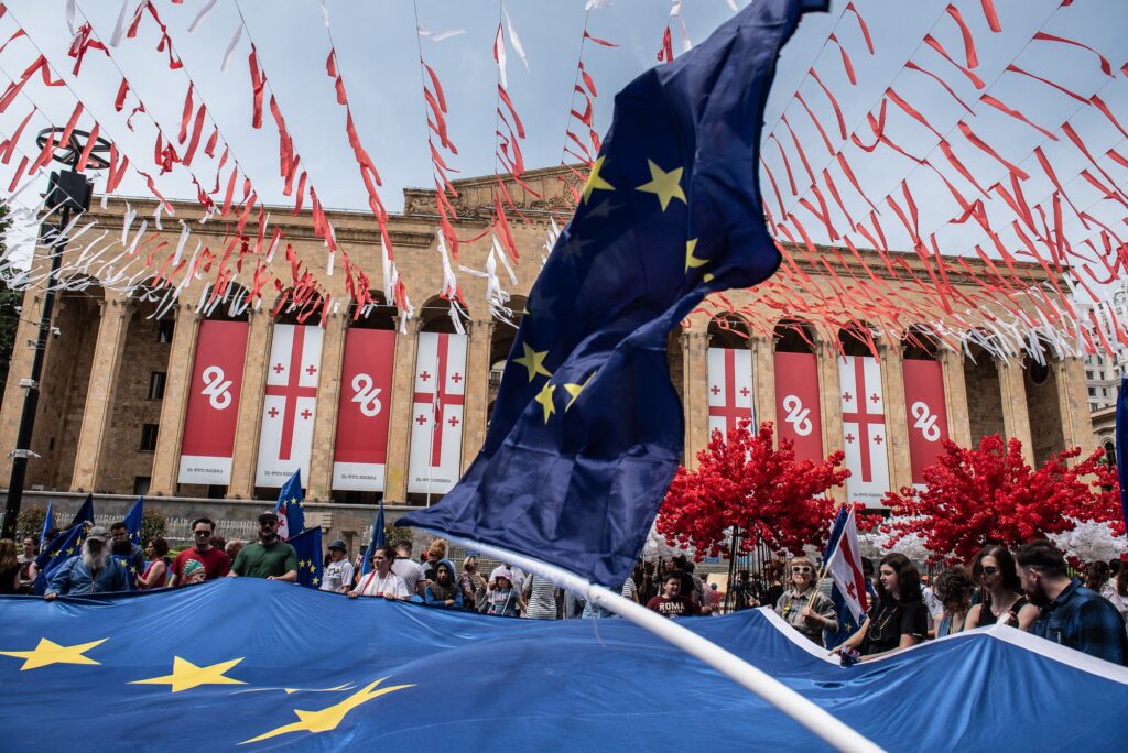 Plusieurs milliers de Géorgiens à Tbilissi en soutien à l&rsquo;UE après la décision de Bruxelles