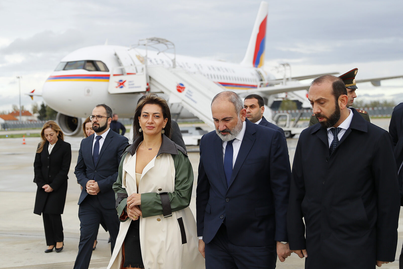 Nikol Pachinian est arrivé à Paris, ce soir il sera reçu à l&rsquo;Elysée par le président français Emmanuel Macron