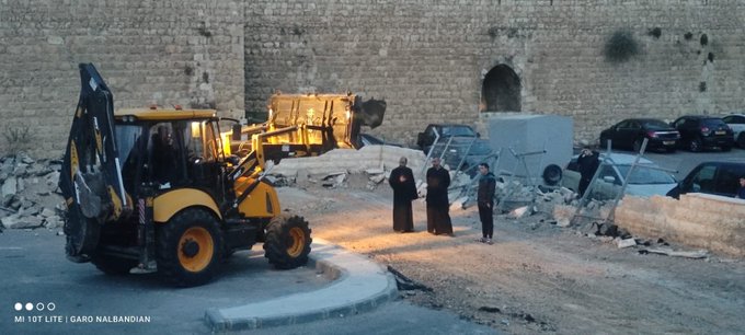 Prêtres arméniens devant un tracteur israélien  à Jerusalem