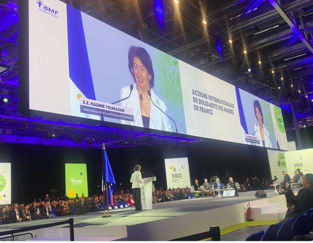 Hasmik Tolmajian au Congrès des Maires de France