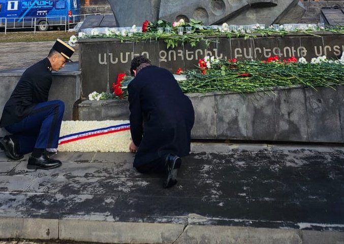 Hommage à Gyumri aux victimes du tremblement de terre