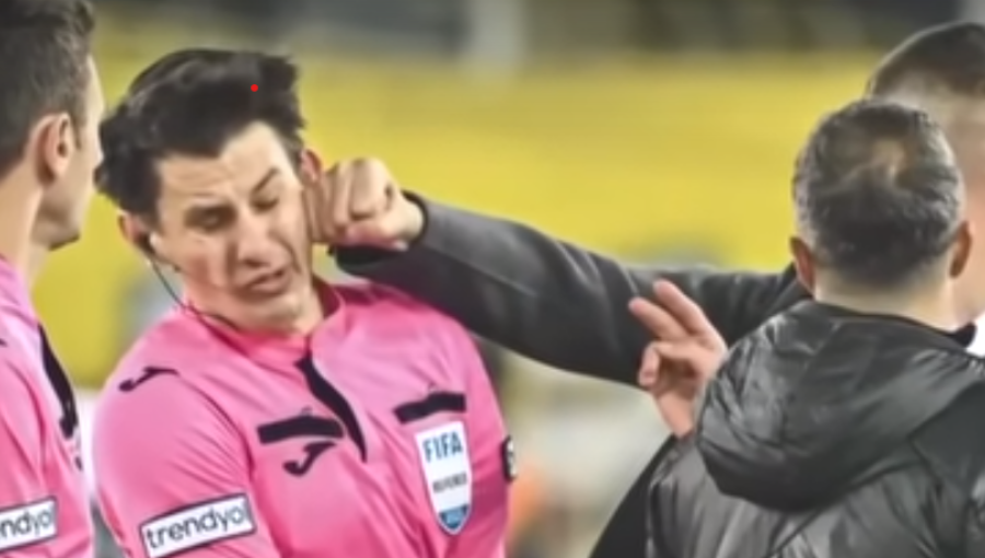 Le football turc suspendu après que le président d&rsquo;un club a frappé l&rsquo;arbitre au sol après le coup de sifflet final