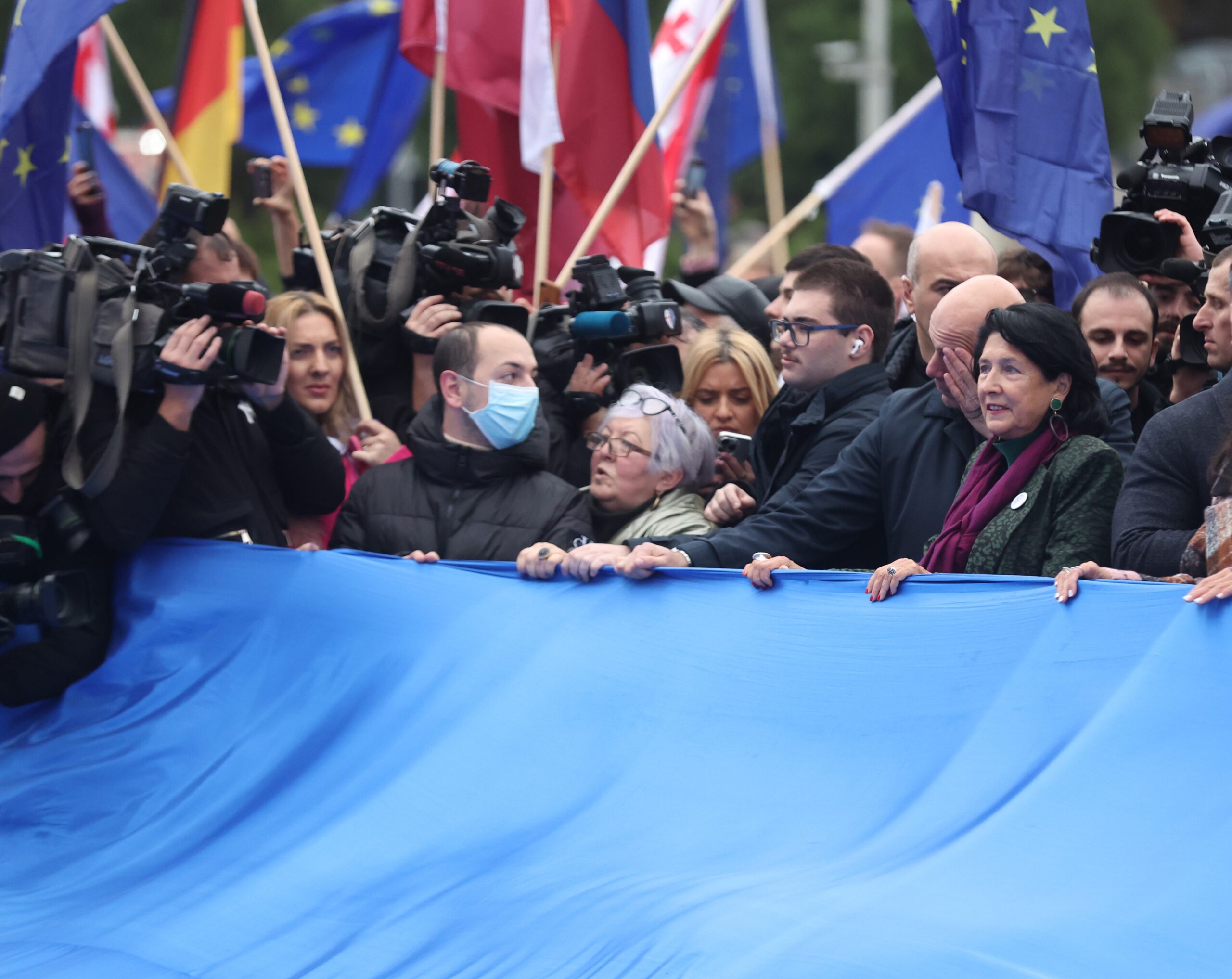 Des dizaines de milliers de personnes saluent dans la rue le statut de candidat à l’UE