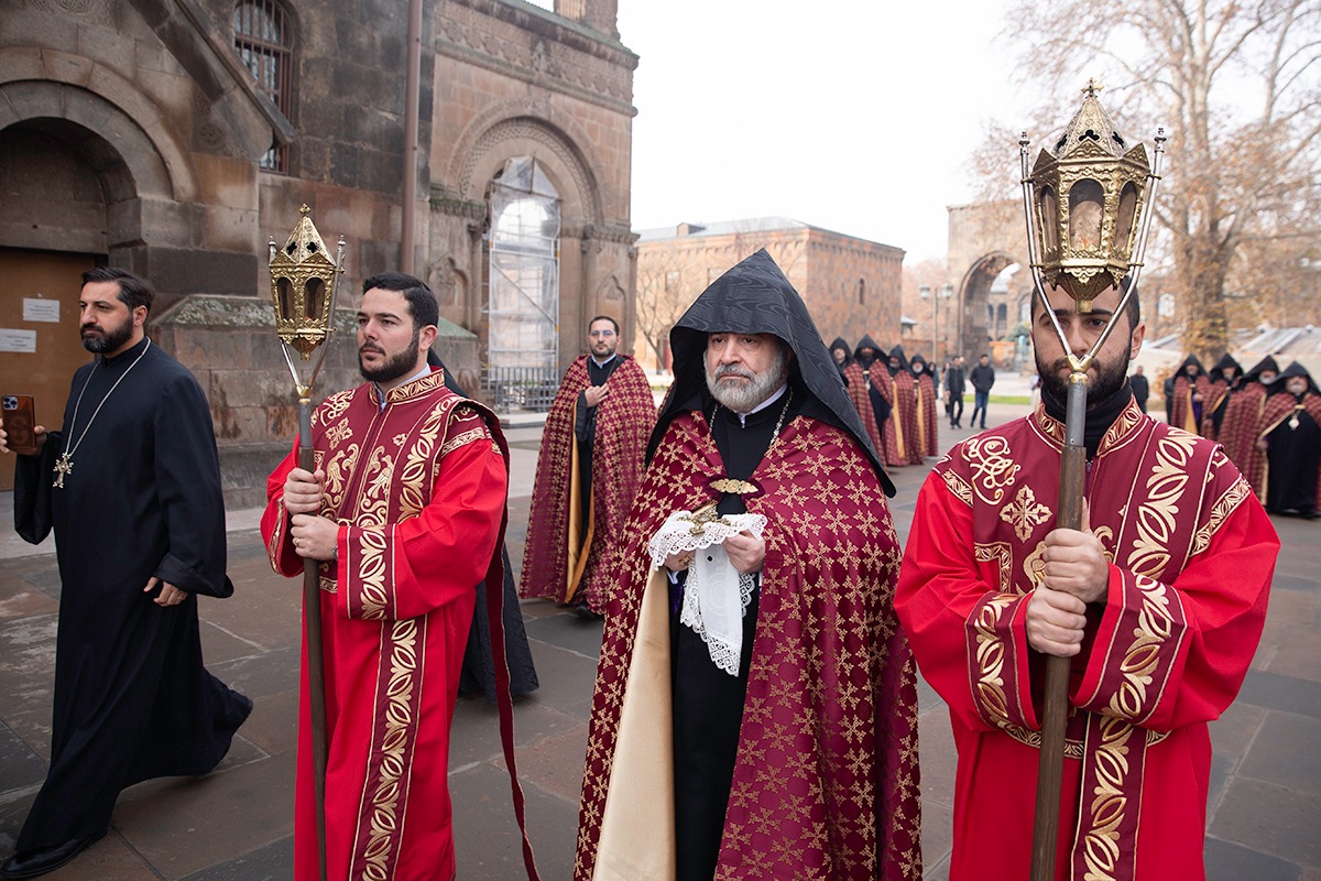 La croix portant la relique de Saint Nersès Shnorali a été apportée à l&rsquo;église des Saints Archanges de Sainte-Etchmiadzine