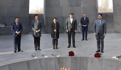 Le Ministre des Affaires étrangères du Népal a visité le Mémorial du Génocide des Arméniens à Erévan