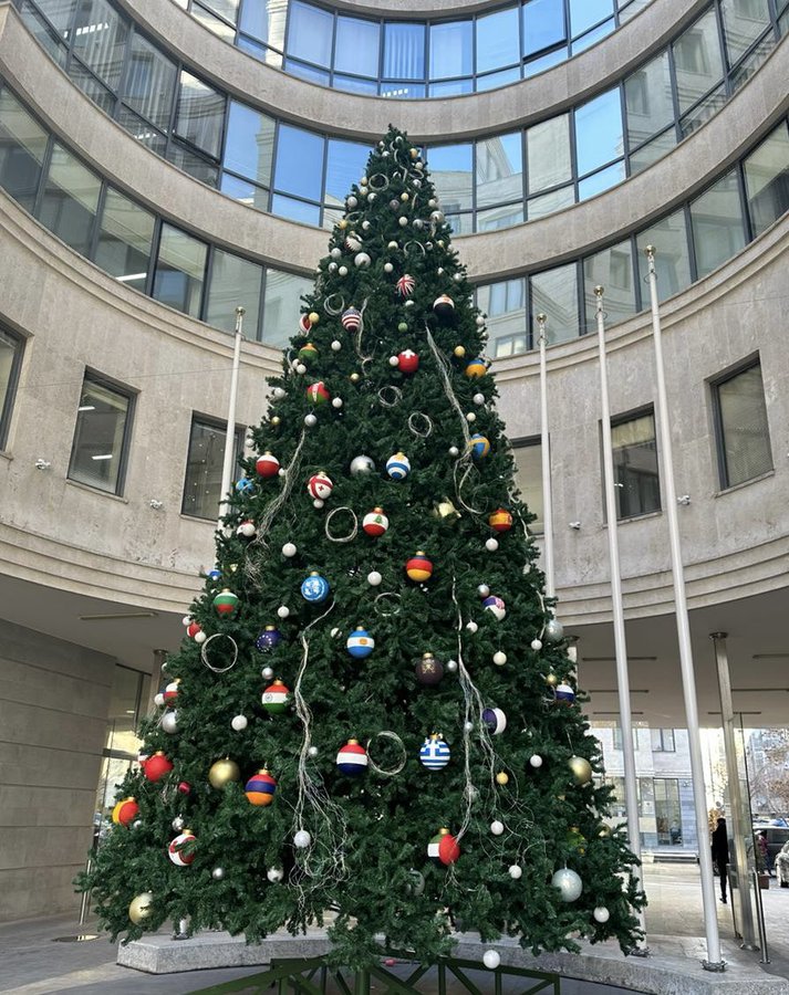 Arbre de Noël innovant aux boules de Noël aux couleurs des pays, devant le ministère des Affaires étrangères d’Arménie à Erévan