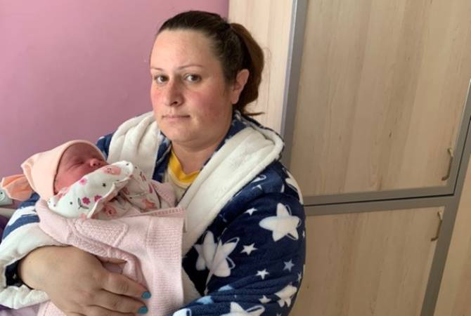 Le sixième enfant de la famille Atajanyan déplacée de force d&rsquo;Artsakh est né à la maternité de Martouni en Arménie