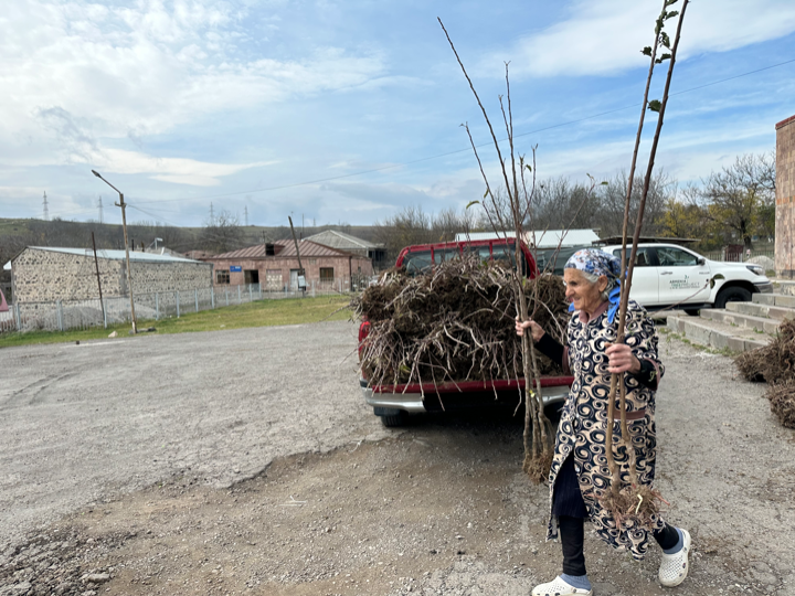 Cultiver l&rsquo;espoir : transformer les vies dans les villages frontaliers d&rsquo;Arménie grâce aux arbres fruitiers