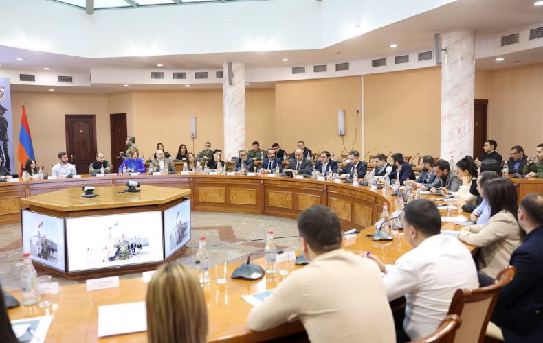 Le ministre arménien de la Défense Suren Papikyan a rencontré des représentants des médias