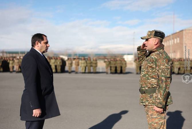 Suren Papikyan a visité le centre éducatif du ministère arménien de la Défense