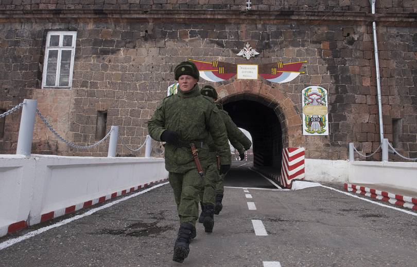 Sergueï Lavrov affirme que les discussions sur un départ de la base russe d’Arménie, sont néfastes