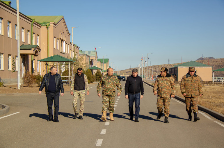 Le ministre Gnel Sanosyan a visité les bases de la zone frontalière nord-est de l’Arménie avec le gouverneur de Tavush