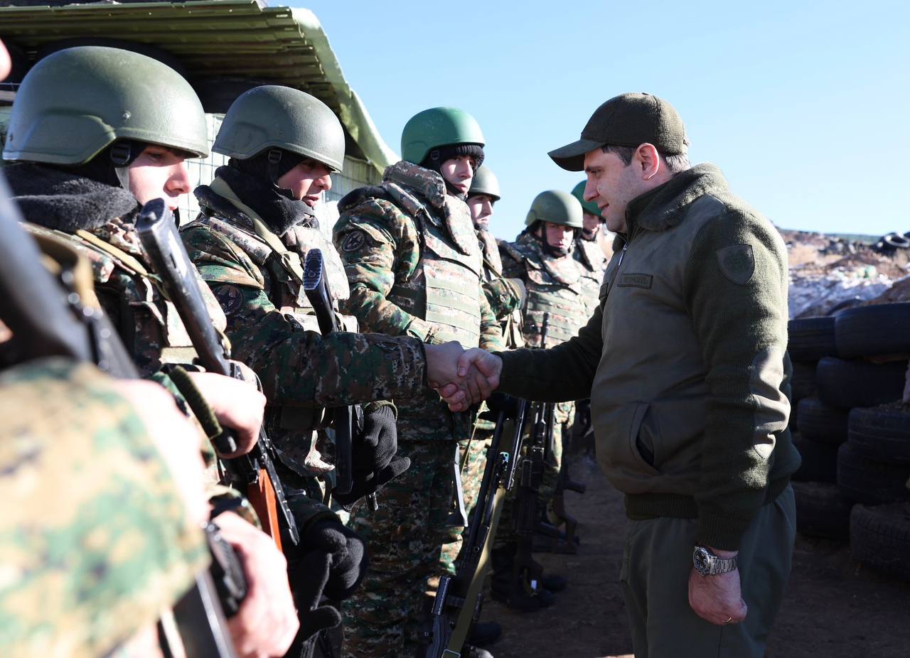 Suren Papikyan le ministre arménien de la Défense a visité la zone frontalière orientale de l’Arménie