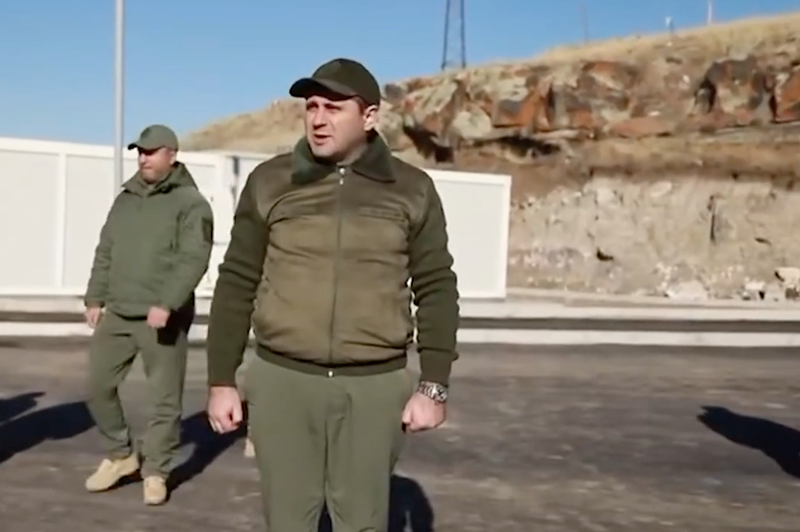 Le ministre de la Défense a visité une unité militaire et des positions de combat