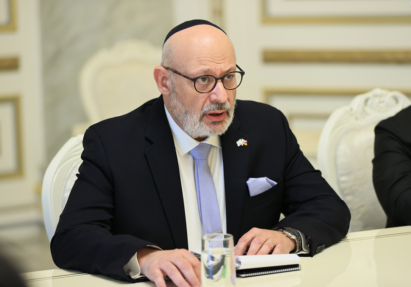 L&rsquo;ambassadeur d&rsquo;Israël demande aux autorités de la RA de « montrer une position ferme »