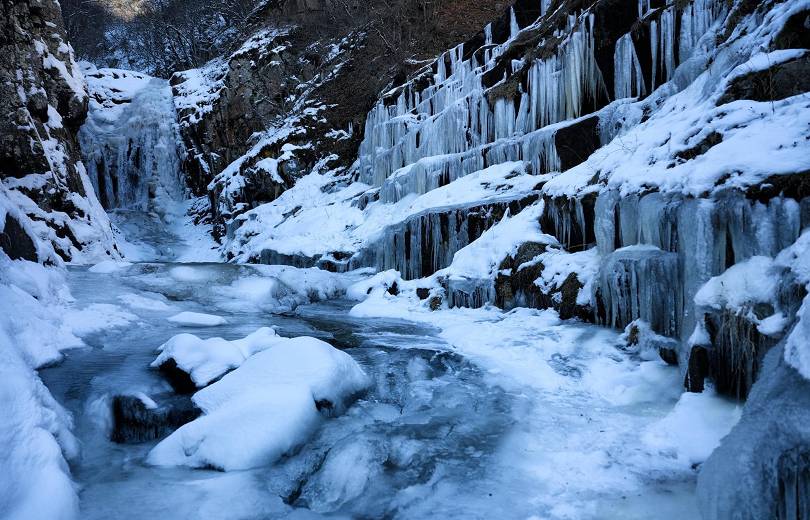 La beauté glaciale de « Srteri » (Cœurs) dans la région de Syunik l&rsquo;une des plus grandes cascades d&rsquo;Arménie