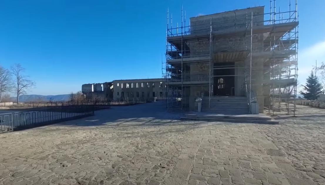 L’Azerbaïdjan défigure l’architecture de l’église arménienne Sourp Hovhannès-Mguerditch (Saint Jean-Baptiste) de Chouchi en Artsakh occupé