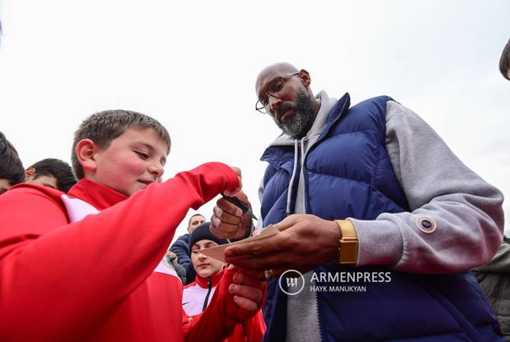 Nicolas Anelka a discuté avec le président de la FFA des perspectives de construction d’une académie de football en Arménie