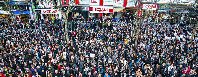 Une foule de milliers de personnes a commémoré devant la rédaction d&rsquo;« Agos » à Istanbul, le 17e anniversaire de l&rsquo;assassinat de Hrant Dink