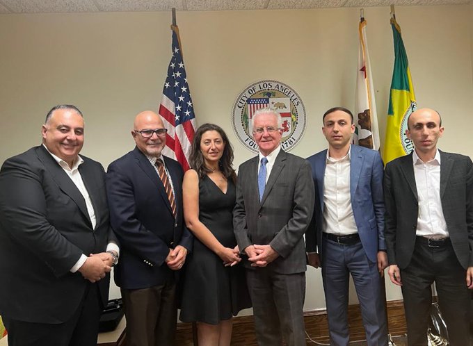 Réunion productive à la mairie de Los Angeles