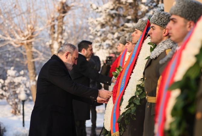 A l&rsquo;occasion de la Journée de l&rsquo;Armée, le Premier ministre arménien Nikol Pachinian s’est rendu au panthéon militaire de Yerablur à Erévan