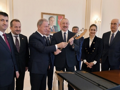 Symbolique de l’esprit pantouranien : L’ancien ministre turc de la Défense Hulusi Akar a offert une hache de guerre à Aliev