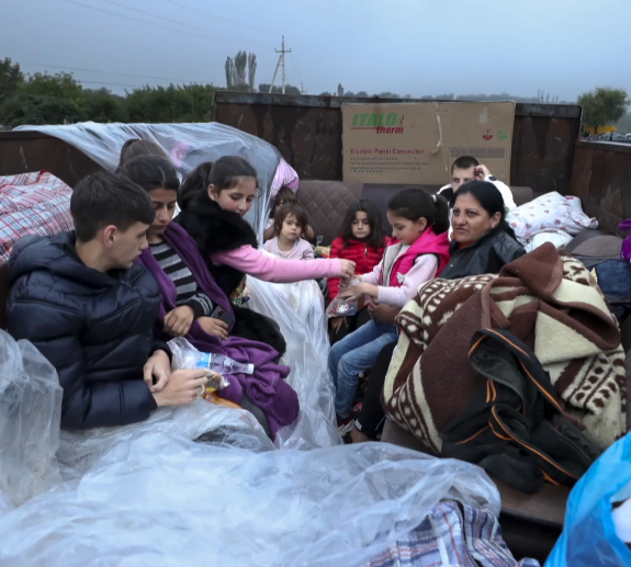 Une famille dans l&rsquo;exode du Haut-Karabagh