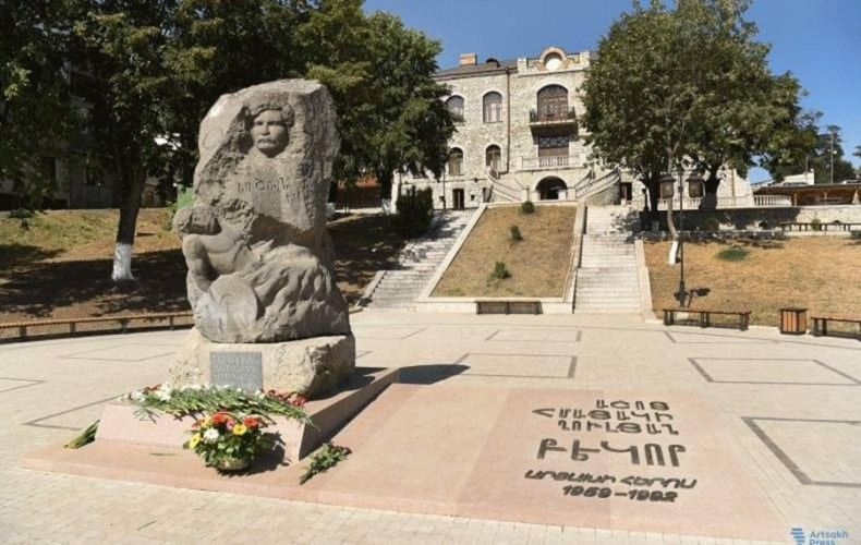 Des Azerbaïdjanais ont vandalisé le monument du héros de l&rsquo;Artsakh Ashot Ghulyan (Bekor) à Stepanakert