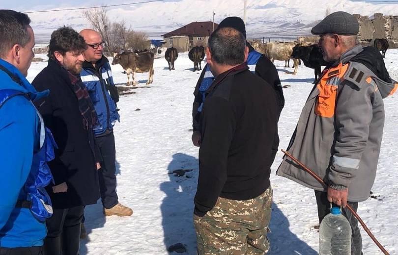 L&rsquo;ambassadeur de France en Arménie a visité le village frontalier de Norabak avec la mission d&rsquo;observation de l&rsquo;UE