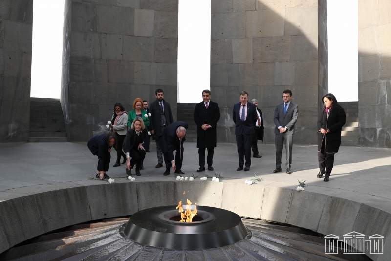 La délégation parlementaire de Grande-Bretagne et d’Irlande du Nord a visité le mémorial du génocide des Arméniens à Tsitsernakaberd