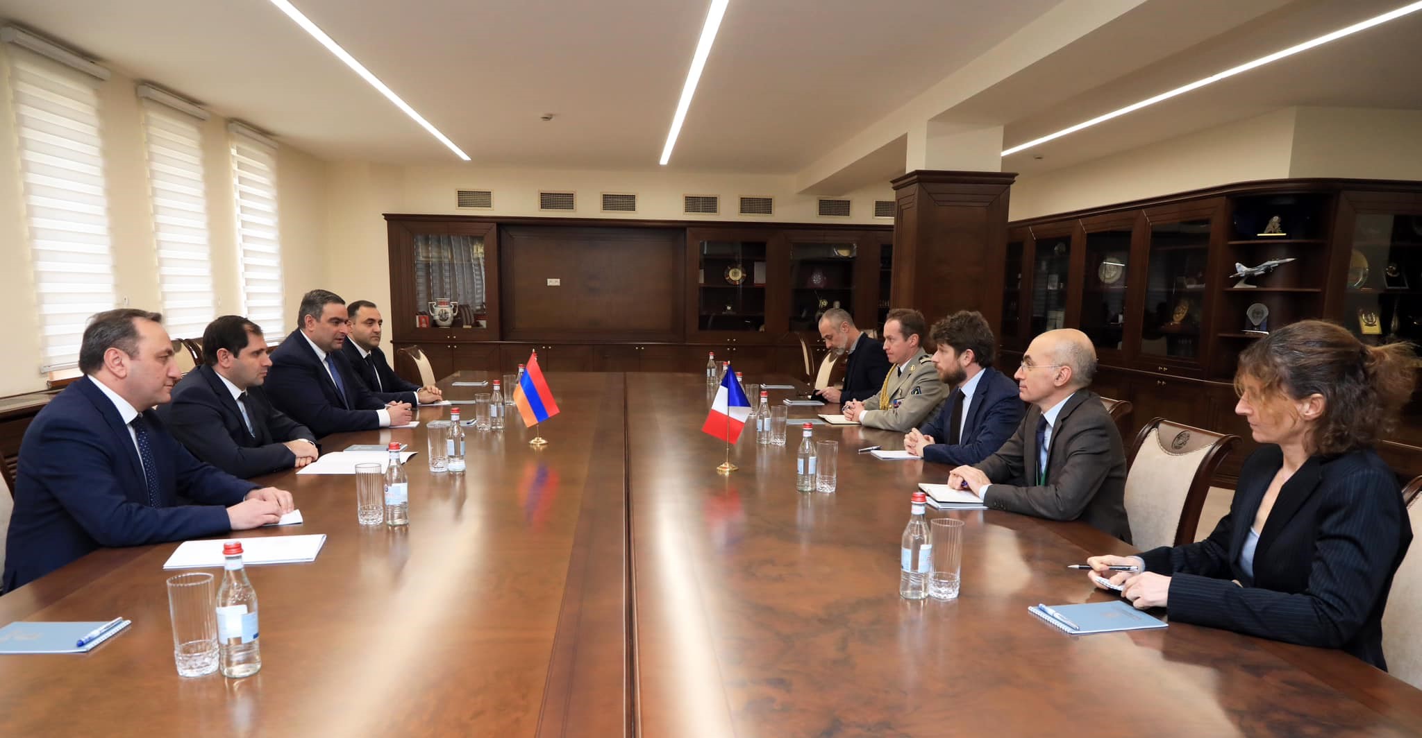 Le ministre arménien de la Défense Suren Papikyan a reçu l&rsquo;Ambassadeur de France Olivier Decottignies