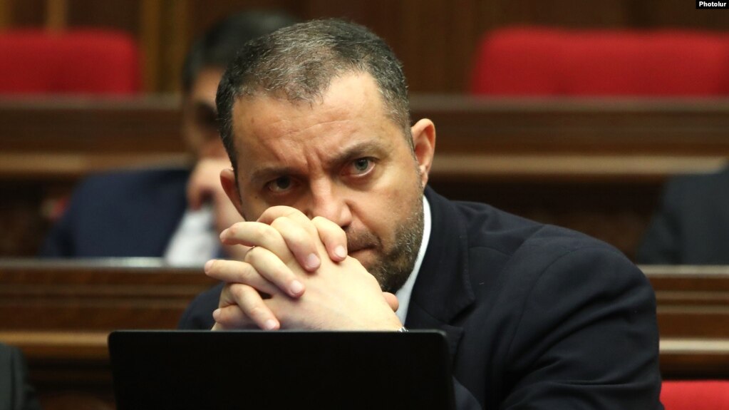 Le ministre de l&rsquo;Economie démissionne après les arrestations