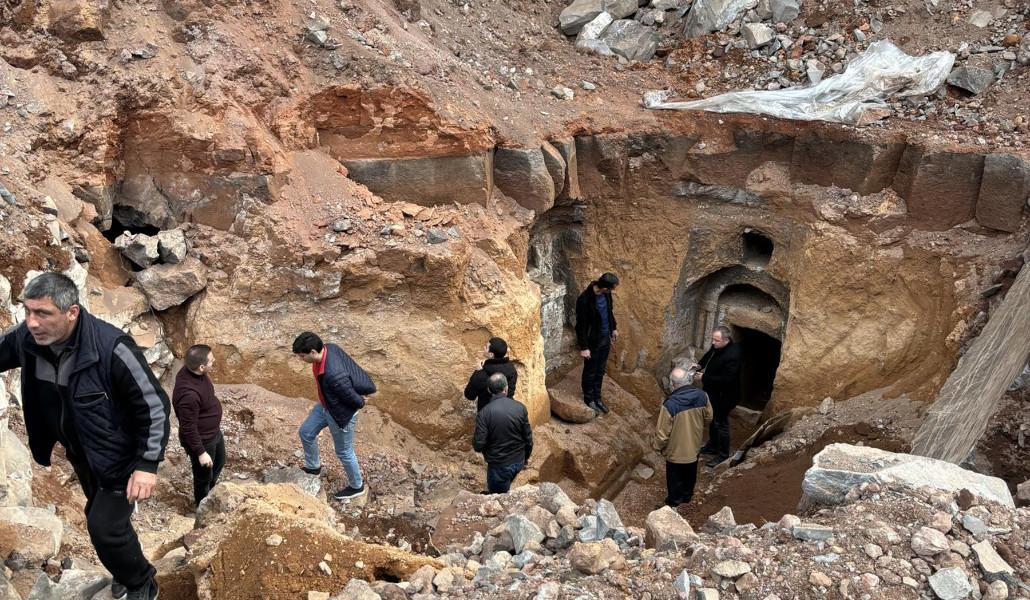 Découverte d’une tombe médiévale creusée dans la roche à Ohanavan dans la région d’Aragatsotn en Arménie